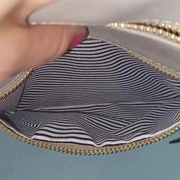 NWT Vegan Light Grey Crossbody Purse - Picture 4 of 6